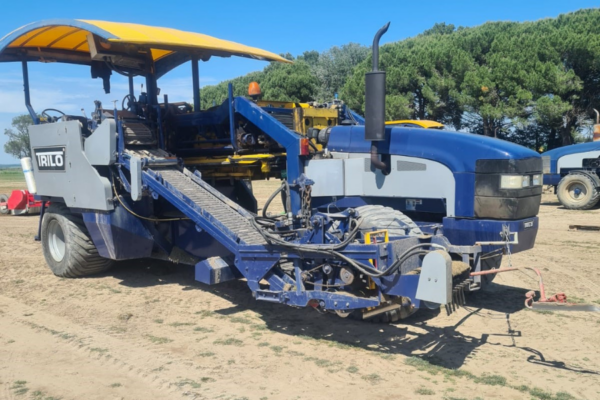 Powered by 110 hp Deutz
+/- 5500 hours
Hydrostatic transmission
Side unloading
Canopy
Brouwer SH1560 cutterhead (40 cm)
Electric-hydraulic depth control
Pallet 1.0×1.2 and 1.2×1.2 mtr
Automatic netwrap
Auto steer
Front brush
Mechanical. roll-up
Waste conveyor